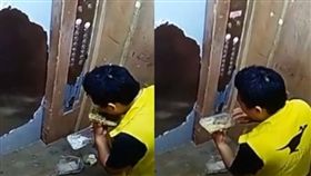 外送員疑似太餓，竟偷吃客人的餐點。（圖／翻攝梨視頻）