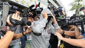 星巴克偷拍惡狼王男交保後步出士林地院（楊忠翰攝）