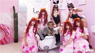 爆乳兔女郎伴左右　黃明志「硬硬的」