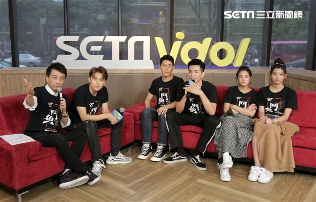 鬥魚演員邱宇辰、吳岳擎、、林柏叡、王淨、虹茜、安安大明星。（記者邱榮吉/攝影）