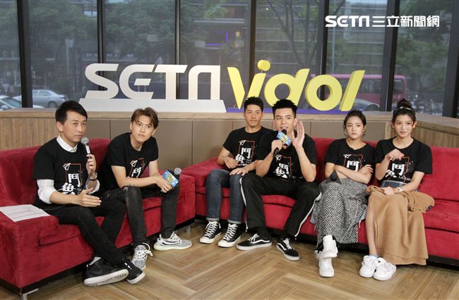 鬥魚演員邱宇辰、吳岳擎、、林柏叡、王淨、虹茜、安安大明星。（記者邱榮吉/攝影）