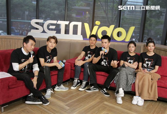 鬥魚演員邱宇辰、吳岳擎、、林柏叡、王淨、虹茜、安安大明星。（記者邱榮吉/攝影）