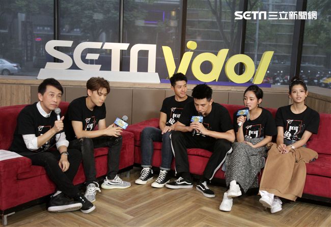 鬥魚演員邱宇辰、吳岳擎、、林柏叡、王淨、虹茜、安安大明星。（記者邱榮吉/攝影）
