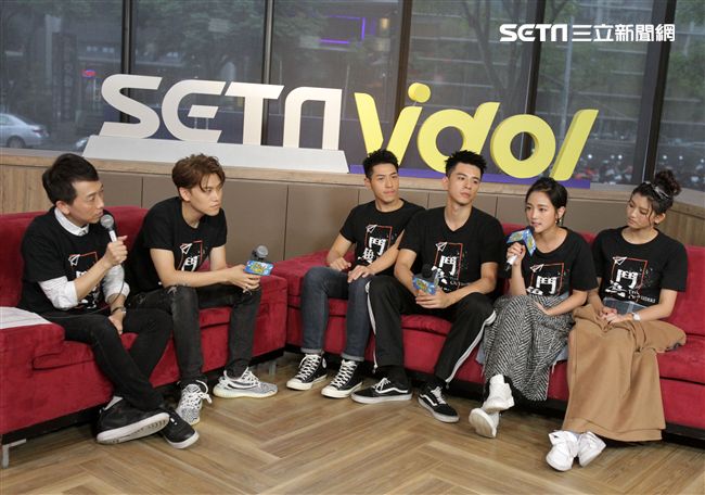 鬥魚演員邱宇辰、吳岳擎、、林柏叡、王淨、虹茜、安安大明星。（記者邱榮吉/攝影）