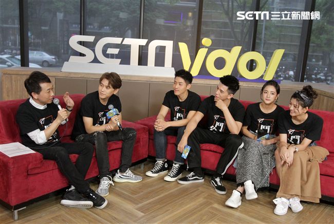 鬥魚演員邱宇辰、吳岳擎、、林柏叡、王淨、虹茜、安安大明星。（記者邱榮吉/攝影）