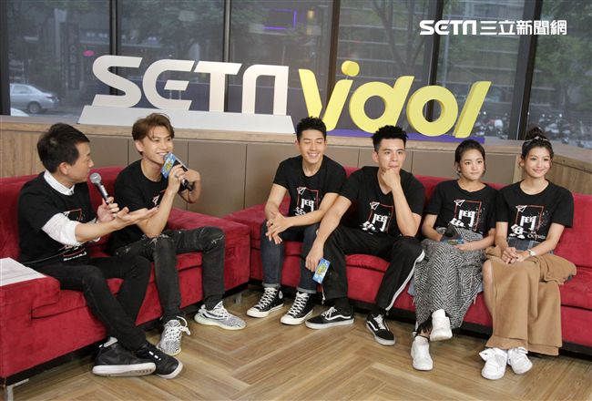 鬥魚演員邱宇辰、吳岳擎、、林柏叡、王淨、虹茜、安安大明星。（記者邱榮吉/攝影）