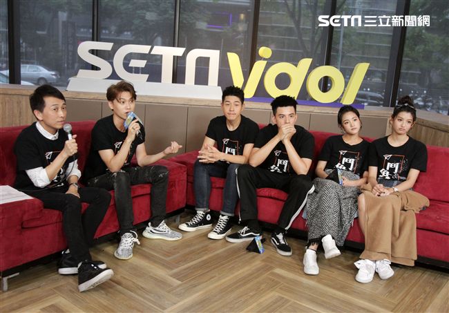 鬥魚演員邱宇辰、吳岳擎、、林柏叡、王淨、虹茜、安安大明星。（記者邱榮吉/攝影）