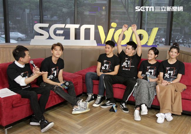 鬥魚演員邱宇辰、吳岳擎、、林柏叡、王淨、虹茜、安安大明星。（記者邱榮吉/攝影）