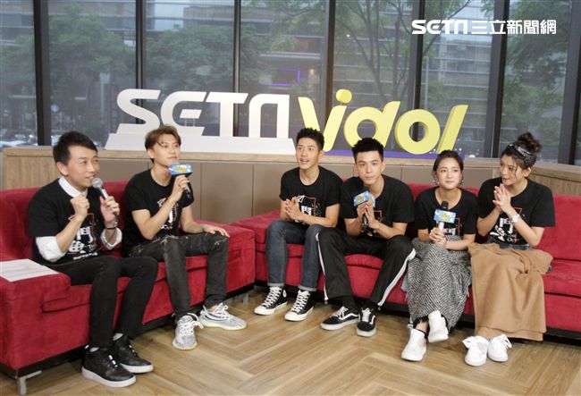 鬥魚演員邱宇辰、吳岳擎、、林柏叡、王淨、虹茜、安安大明星。（記者邱榮吉/攝影）