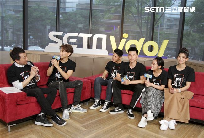 鬥魚演員邱宇辰、吳岳擎、、林柏叡、王淨、虹茜、安安大明星。（記者邱榮吉/攝影）