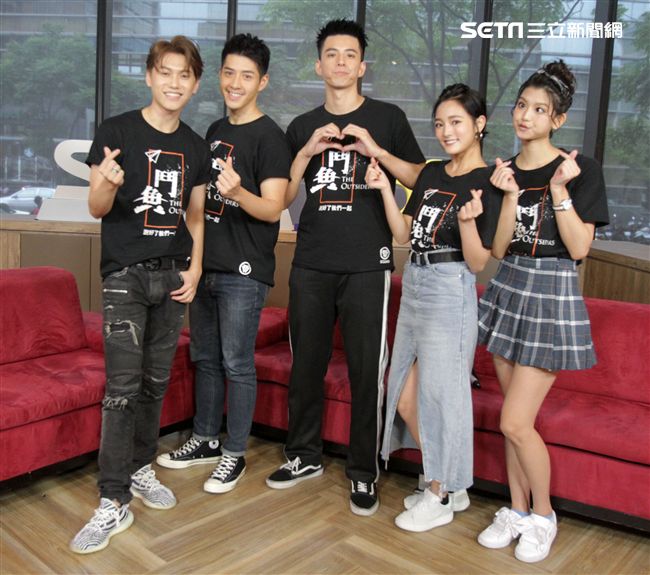 鬥魚演員邱宇辰、吳岳擎、、林柏叡、王淨、虹茜、安安大明星。（記者邱榮吉/攝影）