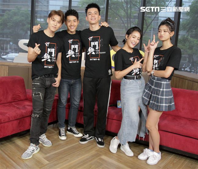 鬥魚演員邱宇辰、吳岳擎、、林柏叡、王淨、虹茜、安安大明星。（記者邱榮吉/攝影）