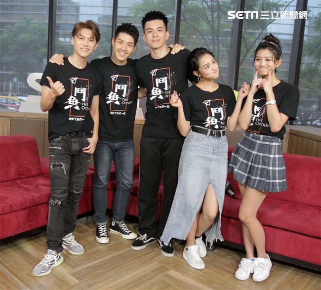 鬥魚演員邱宇辰、吳岳擎、、林柏叡、王淨、虹茜、安安大明星。（記者邱榮吉/攝影）