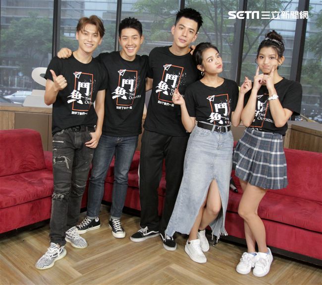 鬥魚演員邱宇辰、吳岳擎、、林柏叡、王淨、虹茜、安安大明星。（記者邱榮吉/攝影）