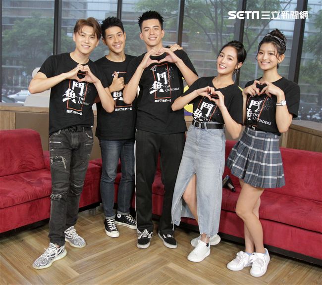 鬥魚演員邱宇辰、吳岳擎、、林柏叡、王淨、虹茜、安安大明星。（記者邱榮吉/攝影）