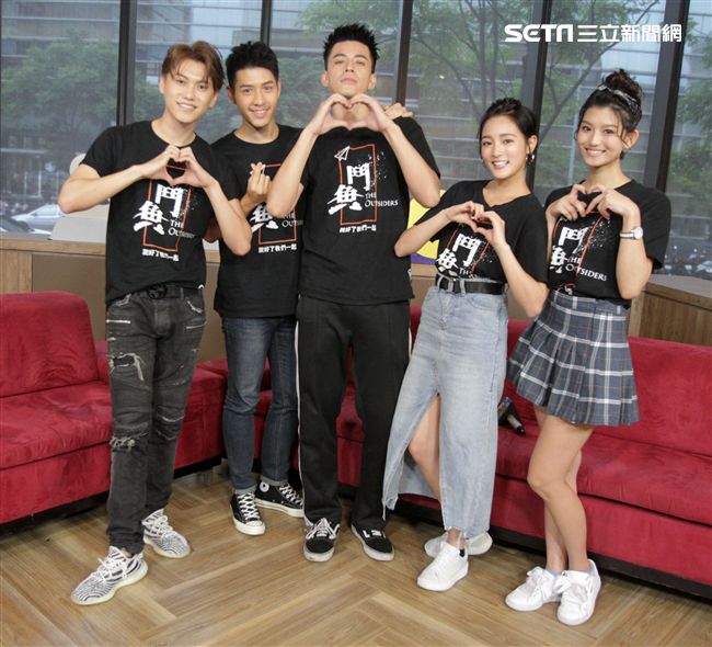 鬥魚演員邱宇辰、吳岳擎、、林柏叡、王淨、虹茜、安安大明星。（記者邱榮吉/攝影）