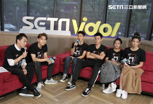 鬥魚演員邱宇辰、吳岳擎、、林柏叡、王淨、虹茜、安安大明星。（記者邱榮吉/攝影）