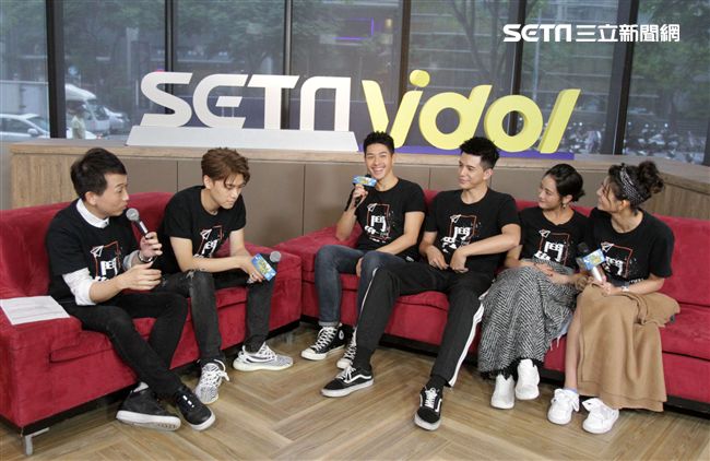 鬥魚演員邱宇辰、吳岳擎、、林柏叡、王淨、虹茜、安安大明星。（記者邱榮吉/攝影）