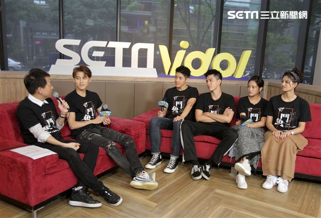鬥魚演員邱宇辰、吳岳擎、、林柏叡、王淨、虹茜、安安大明星。（記者邱榮吉/攝影）