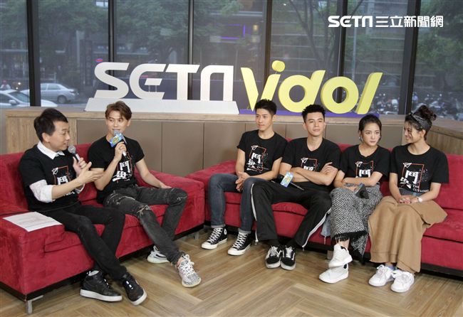 鬥魚演員邱宇辰、吳岳擎、、林柏叡、王淨、虹茜、安安大明星。（記者邱榮吉/攝影）