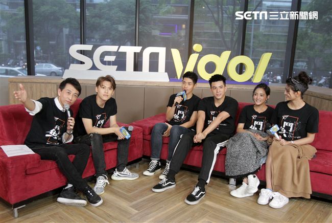 鬥魚演員邱宇辰、吳岳擎、、林柏叡、王淨、虹茜、安安大明星。（記者邱榮吉/攝影）