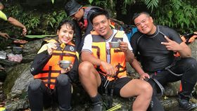 艾美 撒基努  完成溯溪吃野味大餐