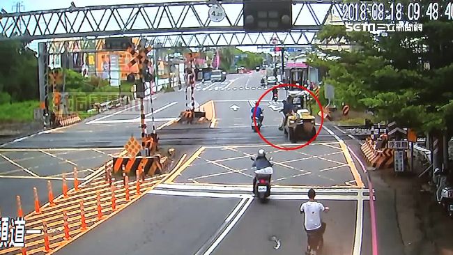 堆高機載太空包掉鐵軌　駕駛急跳車逃