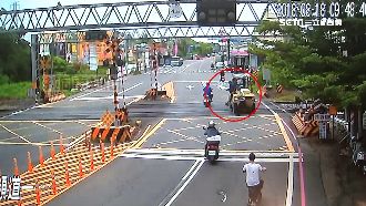 堆高機載太空包掉鐵軌　駕駛急跳車逃