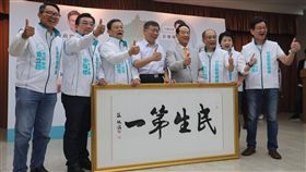 宋楚瑜贈匾額給柯文哲台北市議會親民問政小組無黨籍台北市議員陳政忠（左3）、李慶元（右）及親民黨籍台北市議員黃珊珊（右2）與林國成（左2），結合親民黨籍和無黨籍台北市議員參選人洪士奇（右3）、徐立信（左），20日宣布成立「台北監督連線」，親民黨主席宋楚瑜（右4）出席致贈「民生第一」的匾額給台北市長柯文哲（左4）。中央社記者徐肇昌攝　107年8月20日