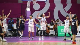 中華女籃亞運勝南北韓聯軍（1）2018年亞洲運動會在印尼的雅加達、巨港進行，中華女籃17日靠著彭詩晴拿下全場最高21分，率隊歷經延長賽以87比85險勝南北韓聯軍，拿下小組賽2連勝。賽後選手在場中慶祝。中央社記者張新偉雅加達攝　107年8月17日