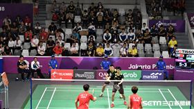 中華羽球隊敲鑼打鼓助陣，戴資穎拍手為隊友加油。（圖／記者王怡翔攝）