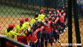 ▲台灣與中國女壘在雅加達亞運比賽結束互相擊掌。（圖／記者蕭保祥攝）