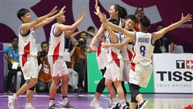 中華女籃亞運勝南北韓聯軍（2）2018年亞洲運動會在印尼的雅加達、巨港進行，中華女籃17日歷經延長賽，最終以87比85險勝南北韓聯軍，拿下今年亞運女籃小組賽2連勝。賽後選手在場中擁抱慶祝。中央社記者張新偉雅加達攝　107年8月17日