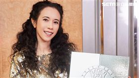 莫文蔚原本要錄影片推銷黑膠套裝禮盒，誰知道預購就被秒殺，當場變完售通知。（圖／索尼音樂提供）