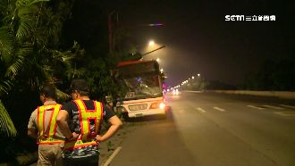 疲勞駕駛！公車司機自撞路樹3人傷