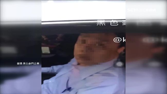 女驚險穿梭車陣　攔車問：載不載我？