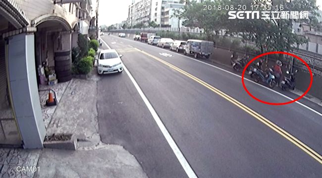畫面曝光！狠母手提袋塞嬰棄置腳踏墊