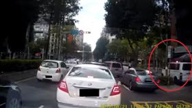 一名網友日前開車停紅燈時，聽到後方有救護車的鳴笛聲，當時左右沒有空位可以閃避，救護車根本無法通過，但救護車駕駛相當機靈，直接衝上人行道，快速通過路口。不少網友到後，紛紛大讚「反應超快，分秒必爭！」（圖／翻攝自爆料公社）