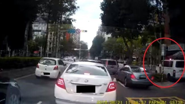 救護車直衝人行道救人　網讚：神反應