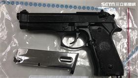 西門町張姓角頭持有的貝瑞塔92改造手槍（翻攝畫面）