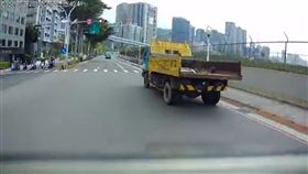 新北市,淡水,工程處,工程車,橫衝直撞,危險駕駛