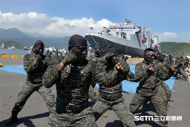 海軍司令部宜蘭蘇澳海軍中正基地，辦理「107年國防知性之旅-營區開放」活動預校，海軍陸戰隊綜合格鬥操演。（記者邱榮吉/蘇澳拍攝）