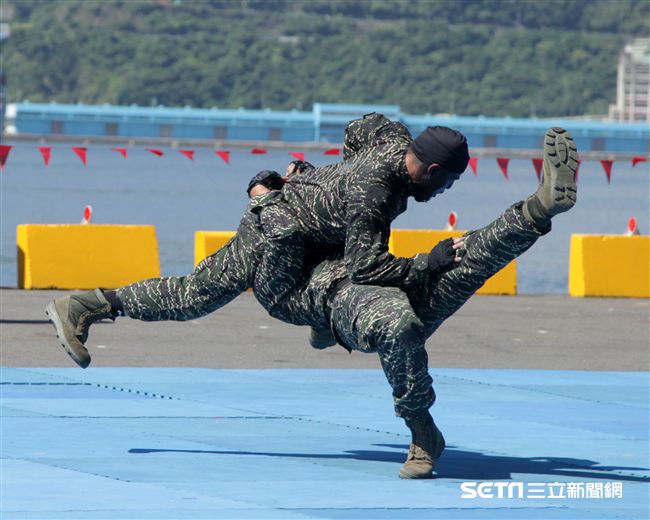 海軍司令部宜蘭蘇澳海軍中正基地，辦理「107年國防知性之旅-營區開放」活動預校，海軍陸戰隊綜合格鬥操演。（記者邱榮吉/蘇澳拍攝）