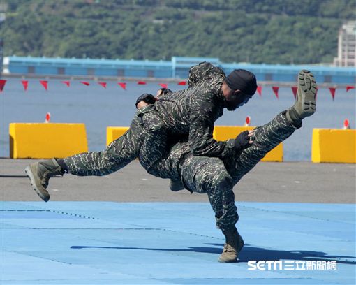 海軍司令部宜蘭蘇澳海軍中正基地，辦理「107年國防知性之旅-營區開放」活動預校，海軍陸戰隊綜合格鬥操演。（記者邱榮吉/蘇澳拍攝）
