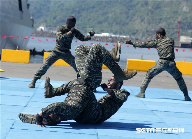 海軍司令部宜蘭蘇澳海軍中正基地，辦理「107年國防知性之旅-營區開放」活動預校，海軍陸戰隊綜合格鬥操演。（記者邱榮吉/蘇澳拍攝）