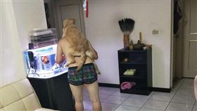 1年前說狗很臭不要養的老爸，1年後超黏「女兒」。（圖／翻攝爆廢公社）