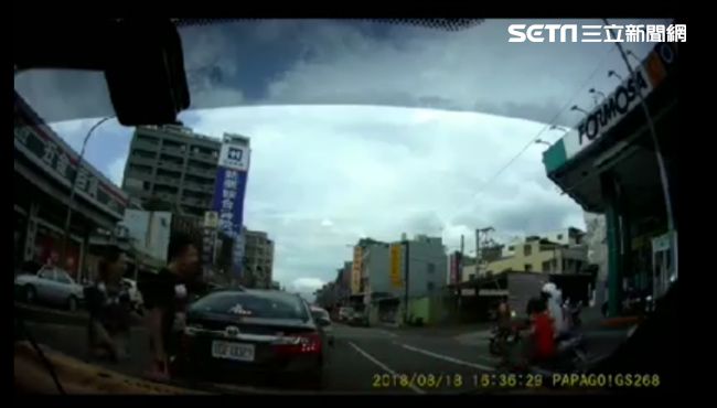 移動小三寶！　違規穿越馬路人車相撞