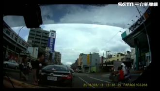 移動小三寶！　違規穿越馬路人車相撞