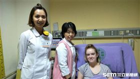 23歲英國籍船上女舞者Smith於郵輪上出現疑似闌尾炎症狀，經空中救援緊急來台就醫。（圖／童綜合醫院提供）