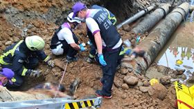 桃園機場滑行道工程　工安意外釀3死桃園市大園區航站北路一處工地，21日下午發生土堆崩落的工安意外，3名受困工人經搶救送醫仍回天乏術。（桃園市政府消防局提供）中央社記者吳睿騏桃園機場傳真　107年8月21日